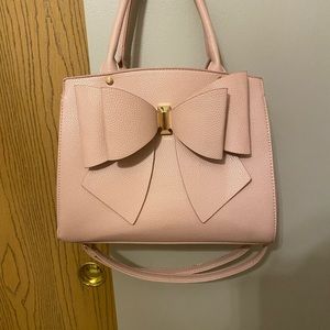 Elegant Pink Crossbody Bag with Bow Accent